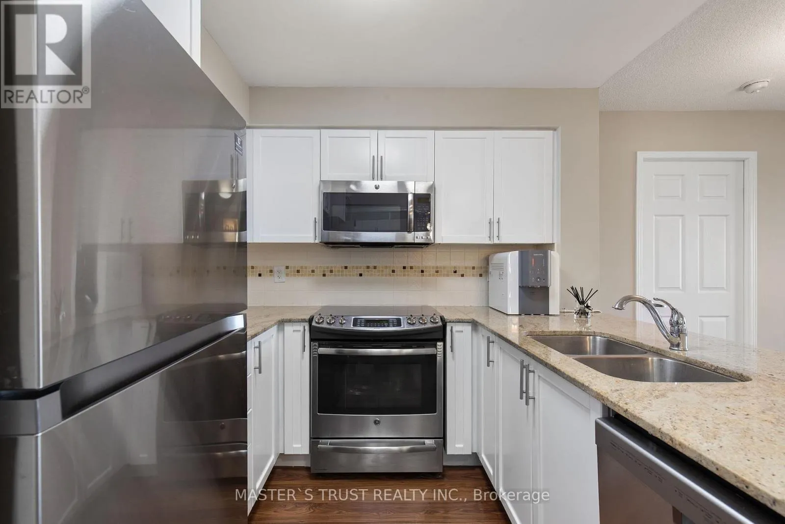 411 - 75 KING WILLIAM CRESCENT