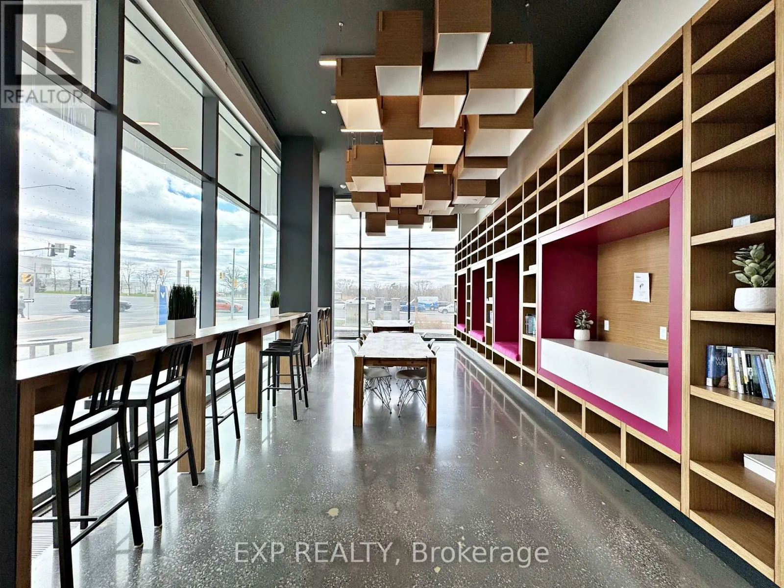 712 - 10 ROUGE VALLEY DRIVE W