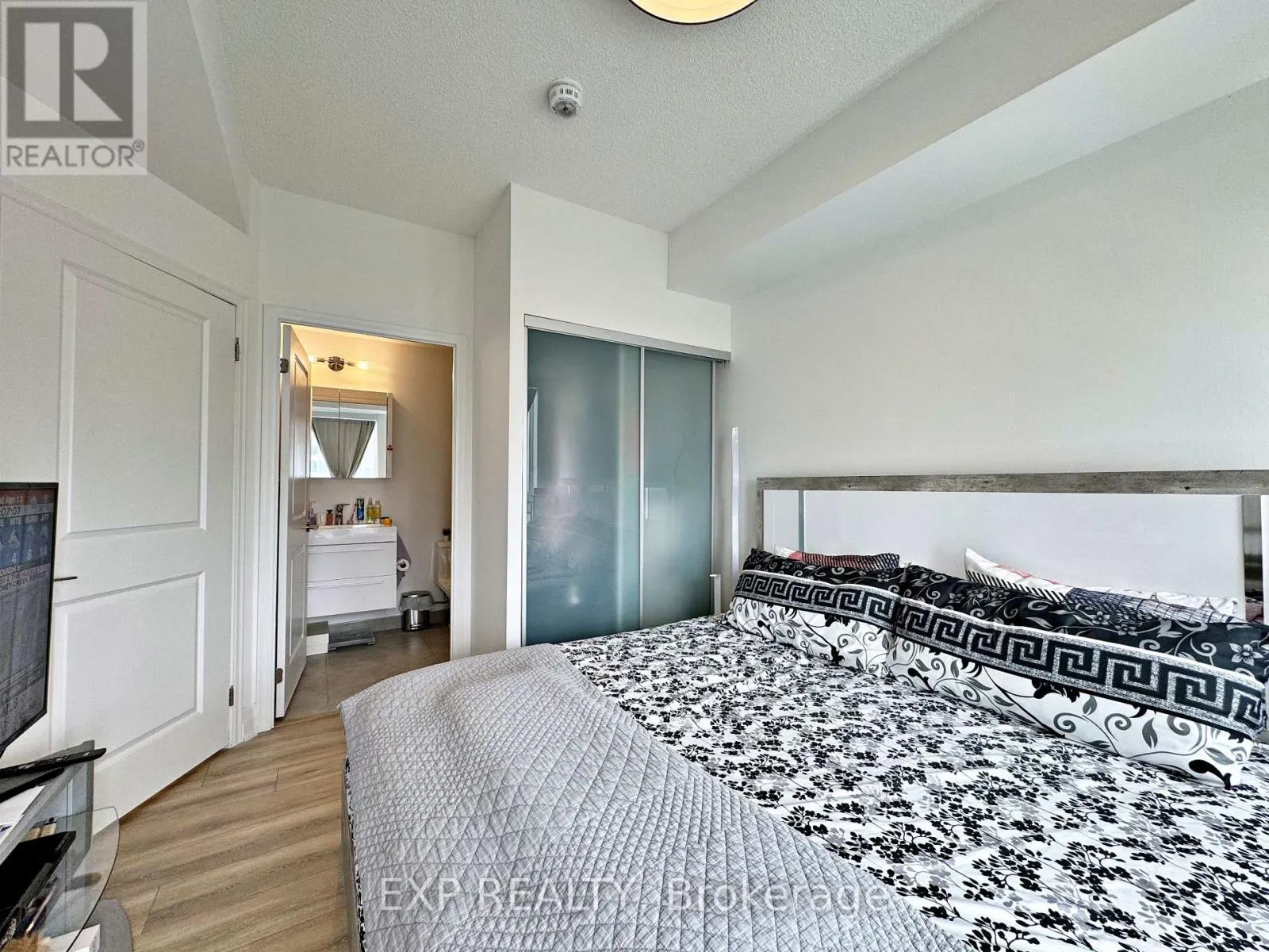 712 - 10 ROUGE VALLEY DRIVE W