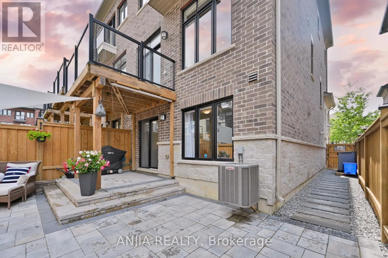 37 DUNCOMBE LANE