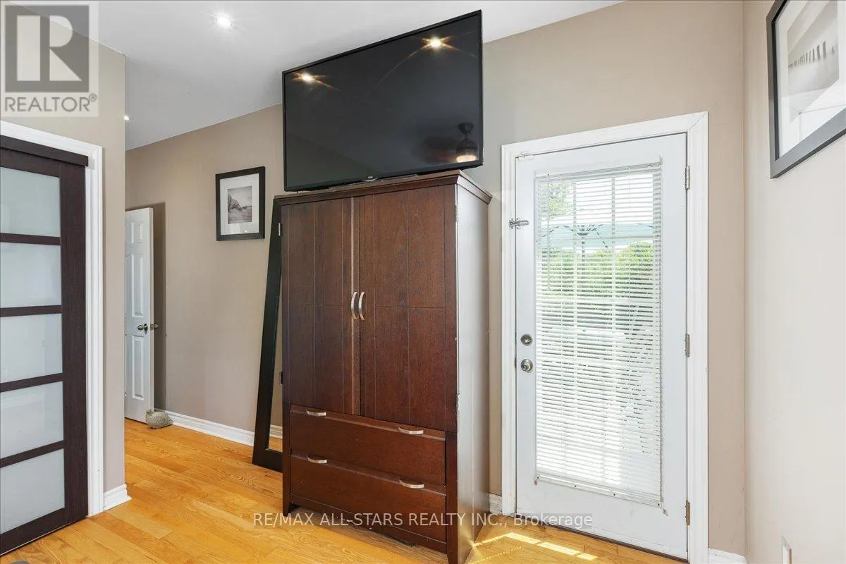 98 BAYVIEW AVENUE