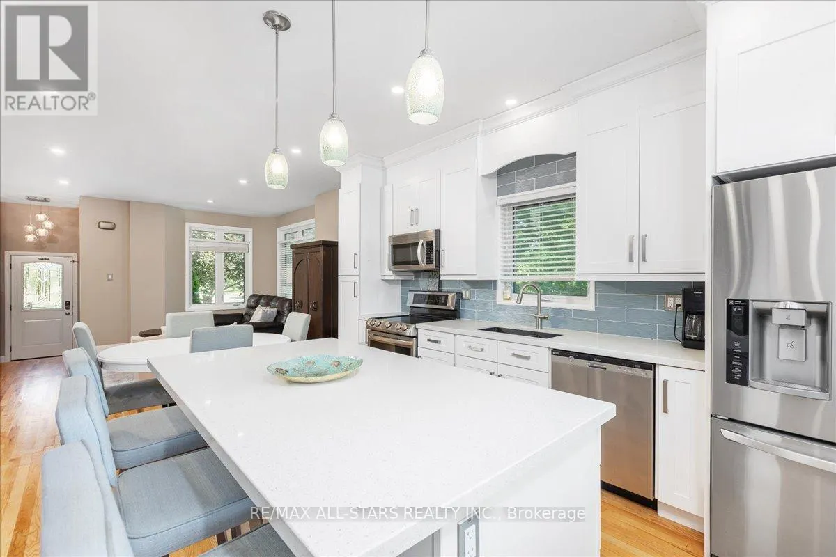 98 BAYVIEW AVENUE