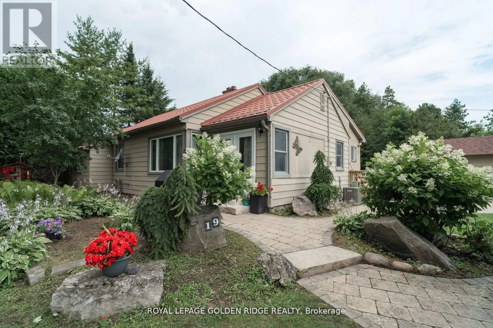 19 LAKE DRIVE N