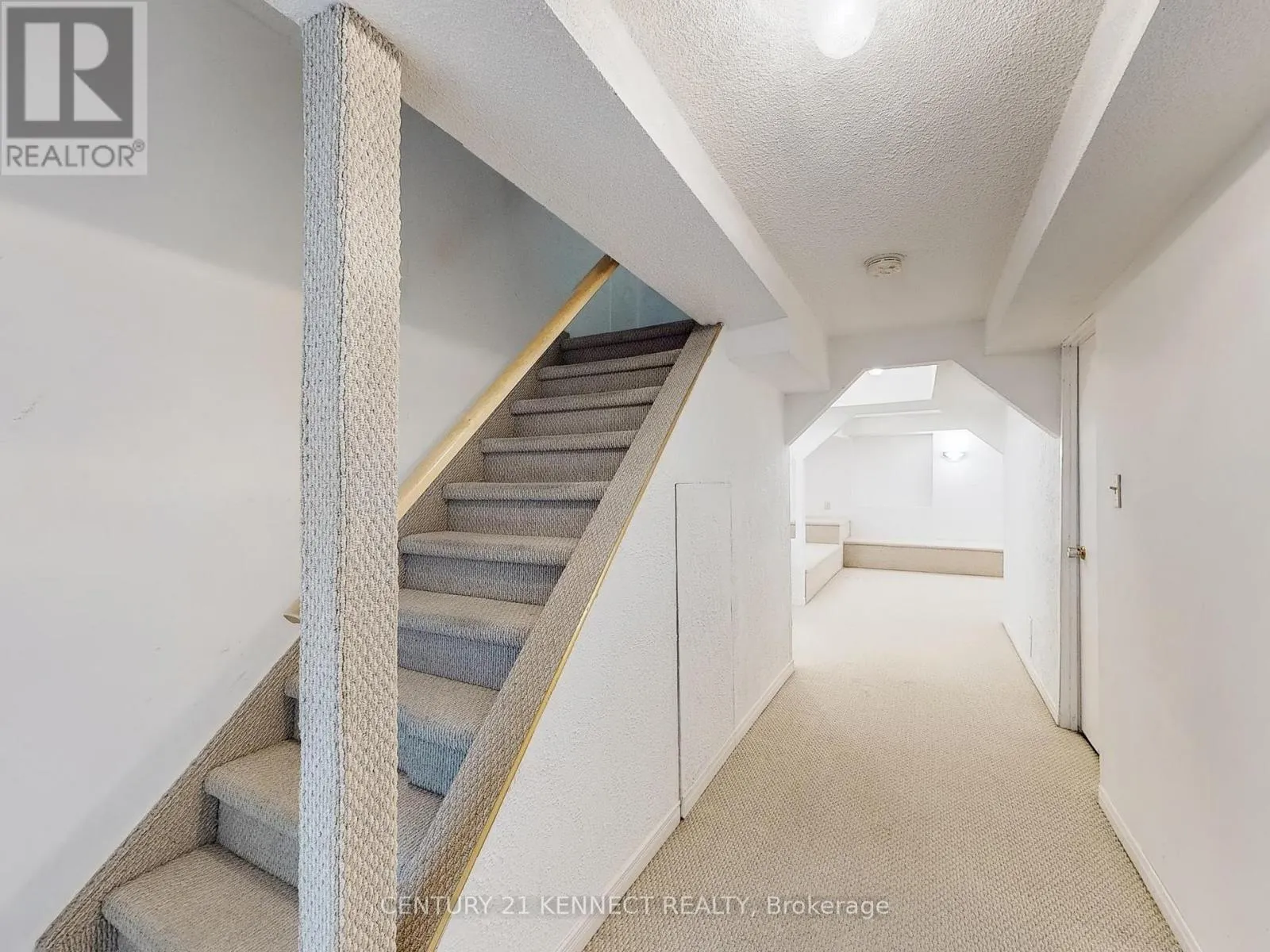 8 - 105 CARLTON ROAD