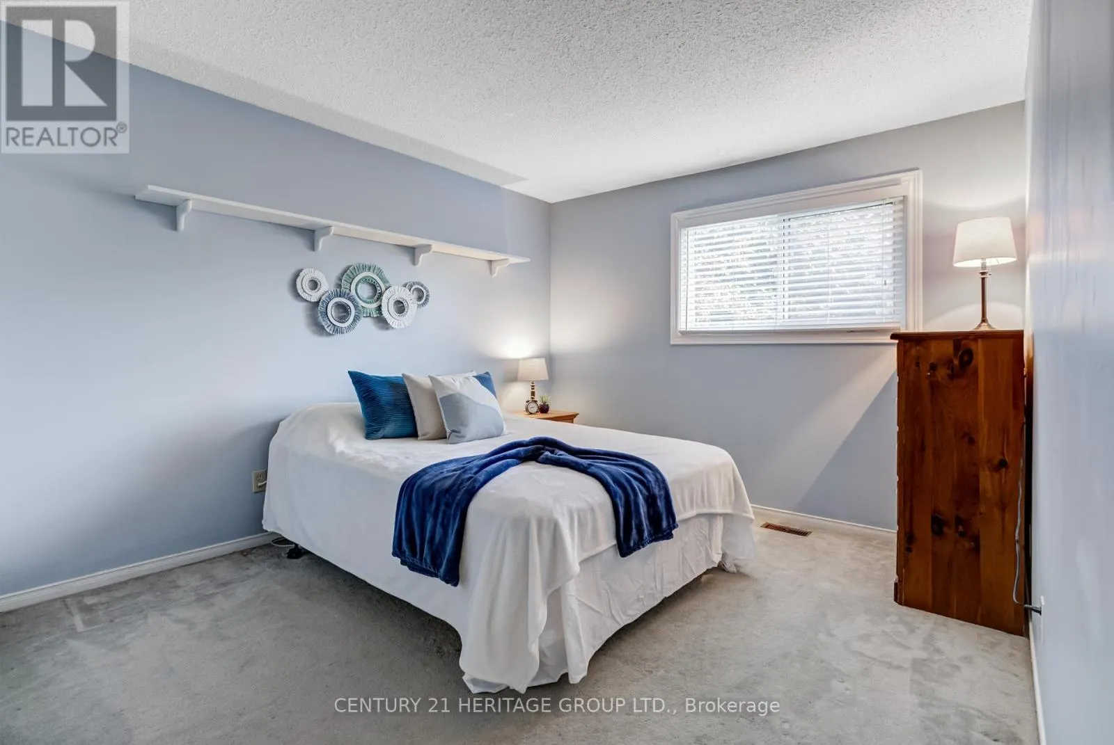 11 CLOSS SQUARE