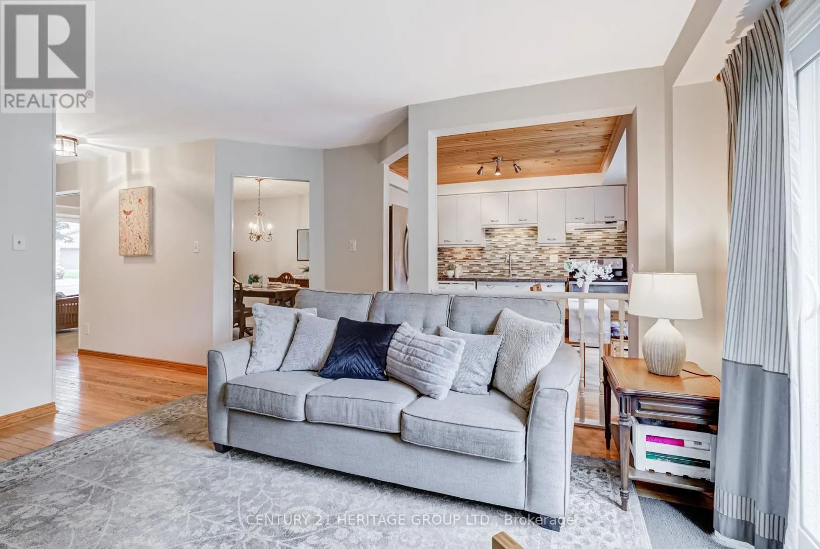 11 CLOSS SQUARE