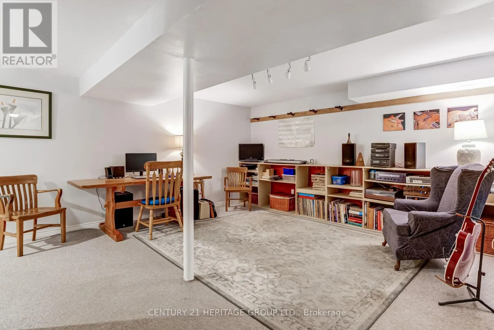 11 CLOSS SQUARE
