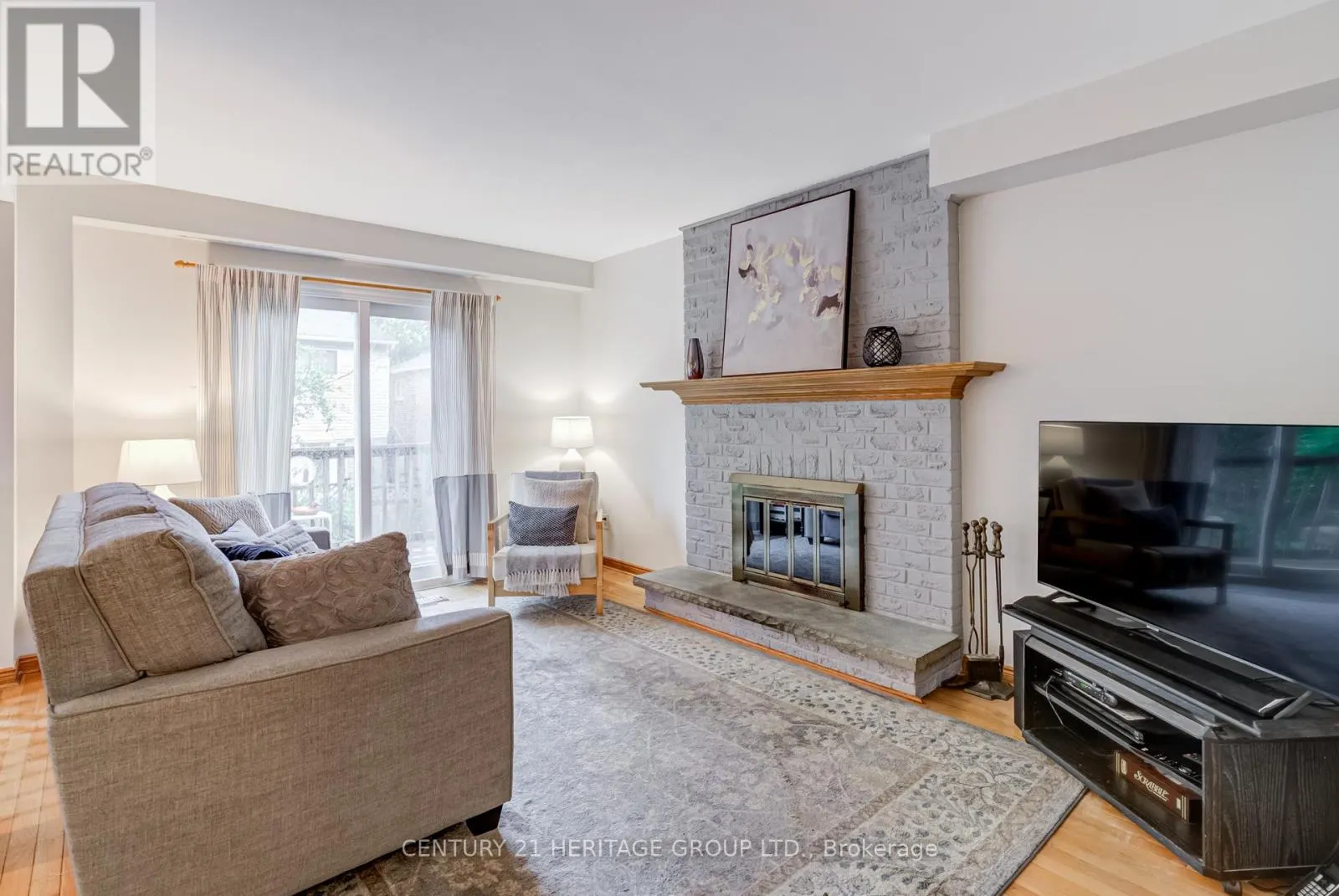 11 CLOSS SQUARE