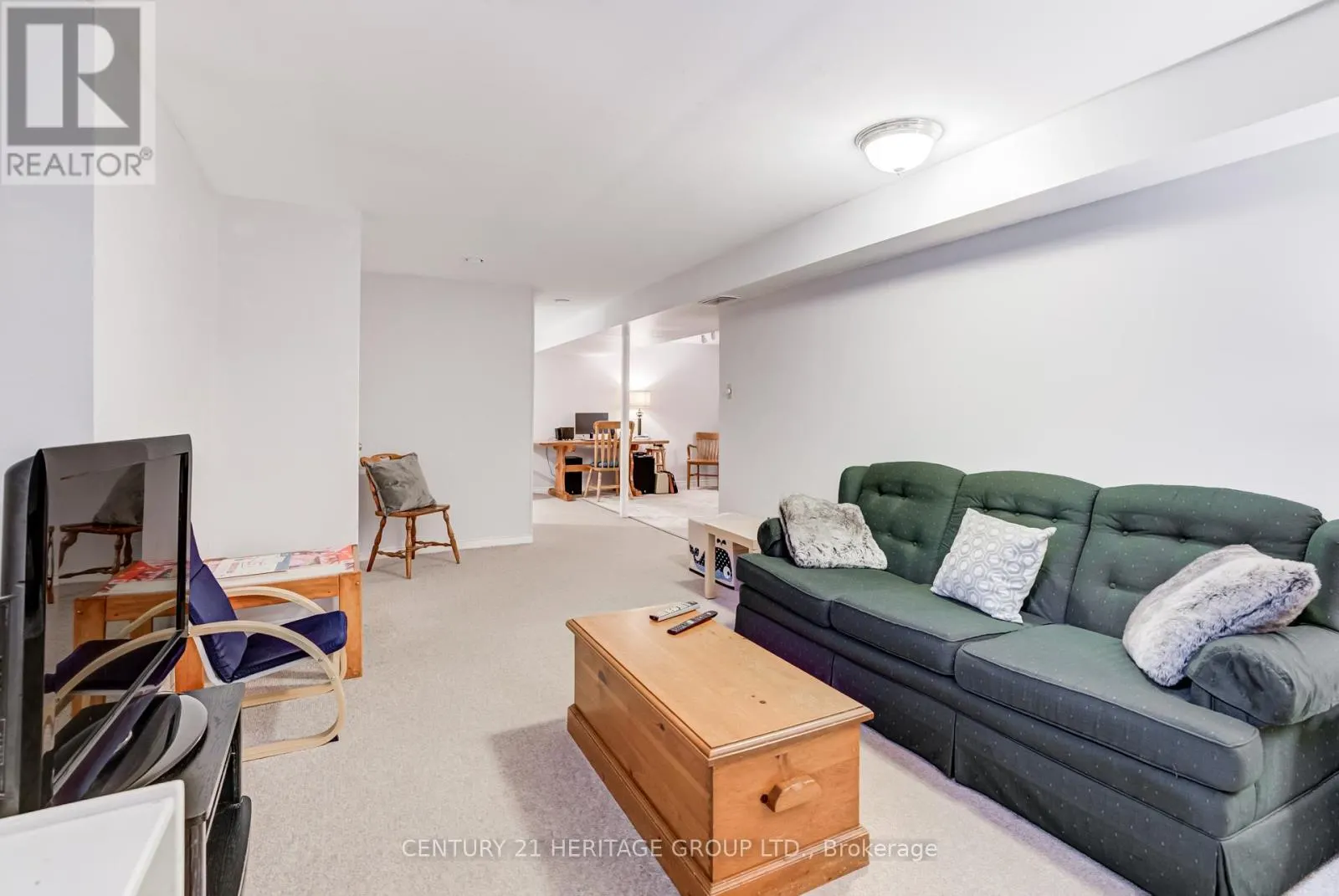 11 CLOSS SQUARE
