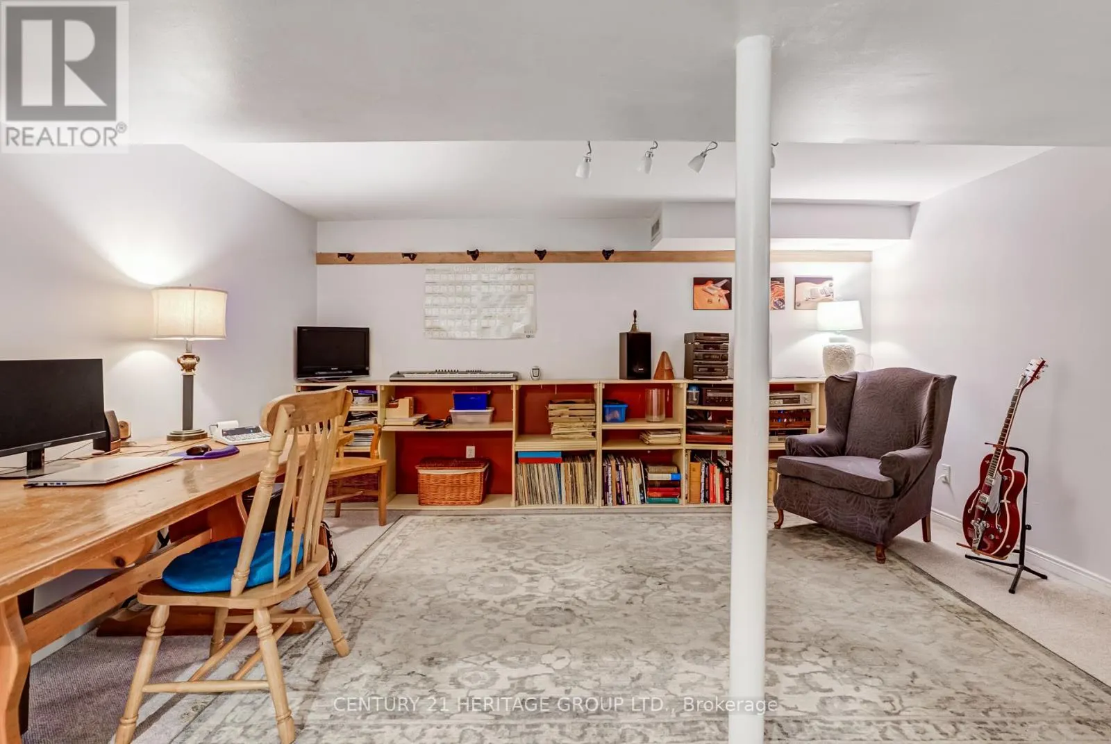 11 CLOSS SQUARE