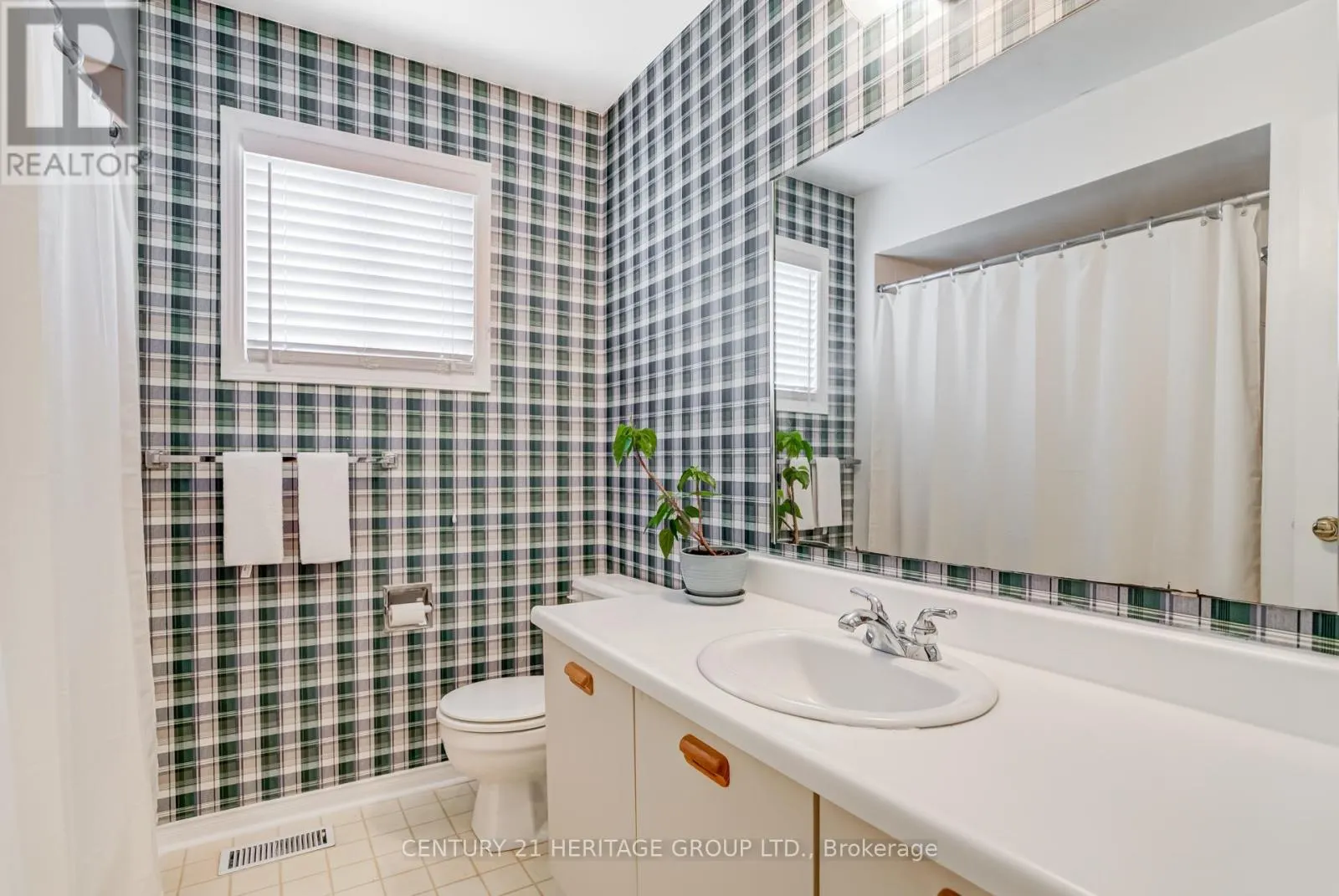 11 CLOSS SQUARE