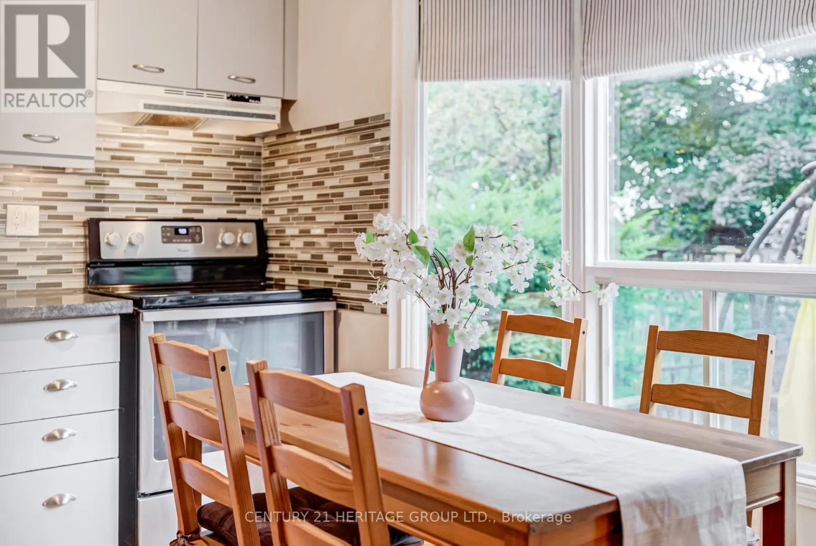 11 CLOSS SQUARE