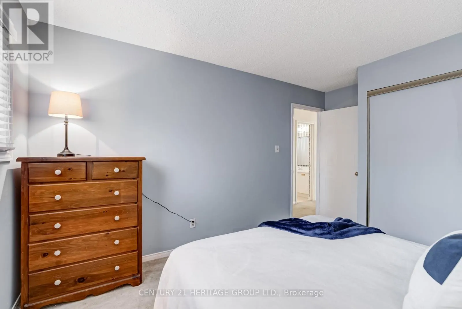 11 CLOSS SQUARE