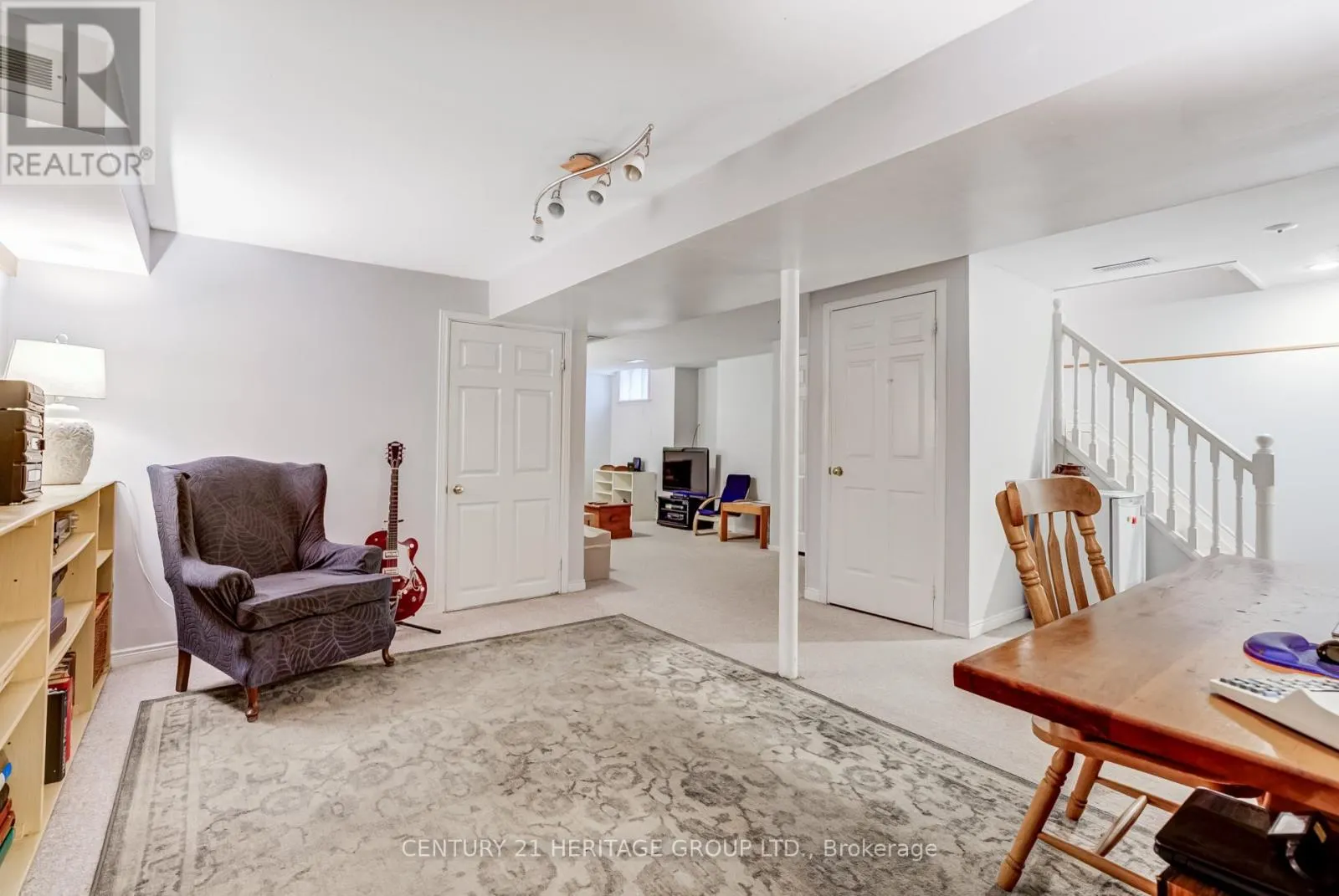 11 CLOSS SQUARE