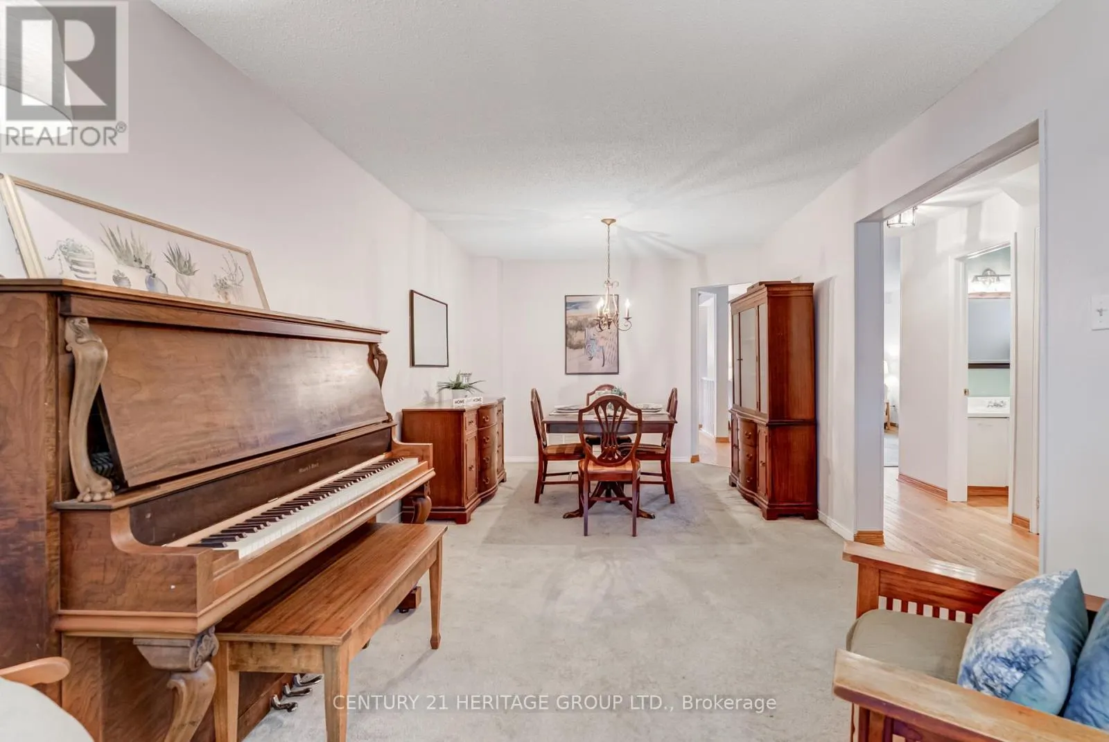 11 CLOSS SQUARE