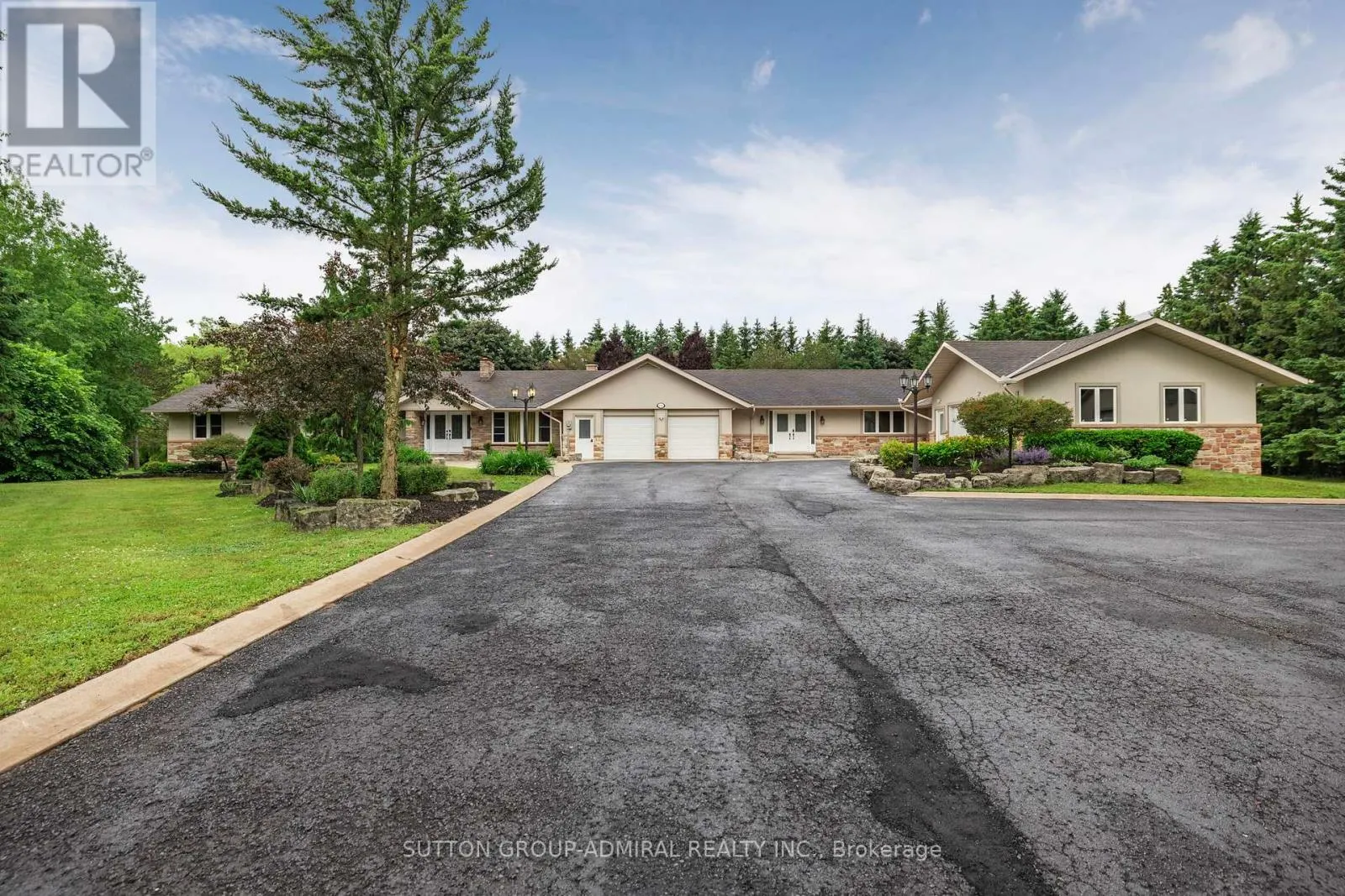 120 LAKE WOODS DRIVE