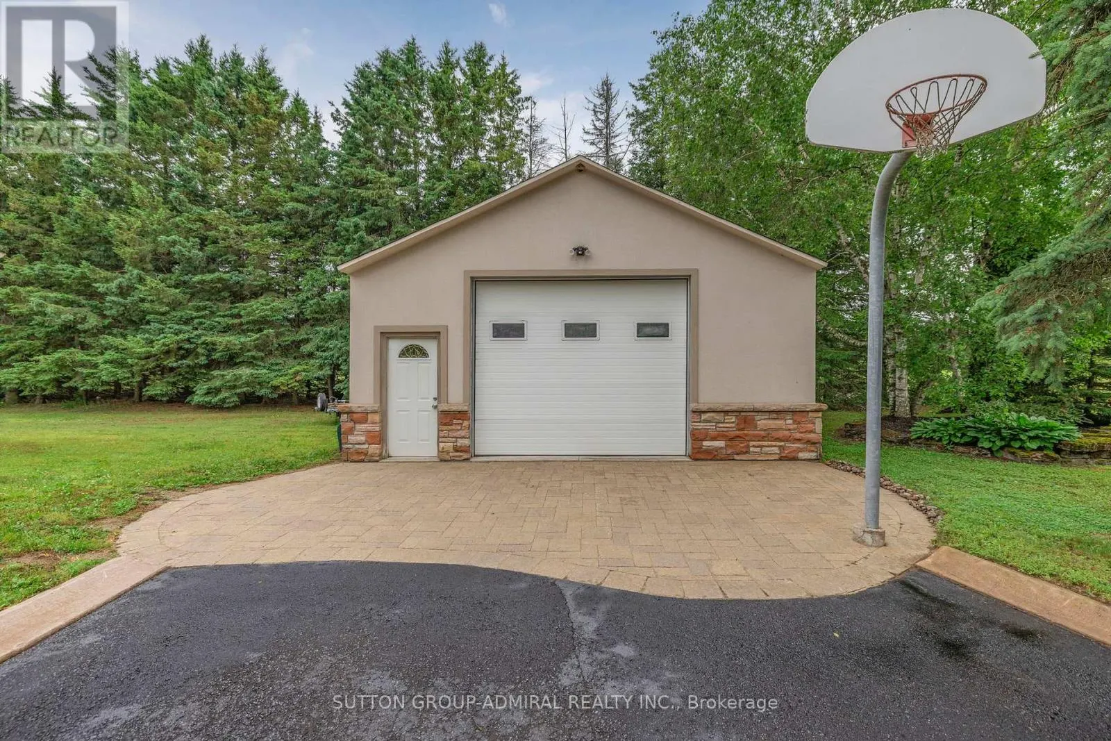 120 LAKE WOODS DRIVE