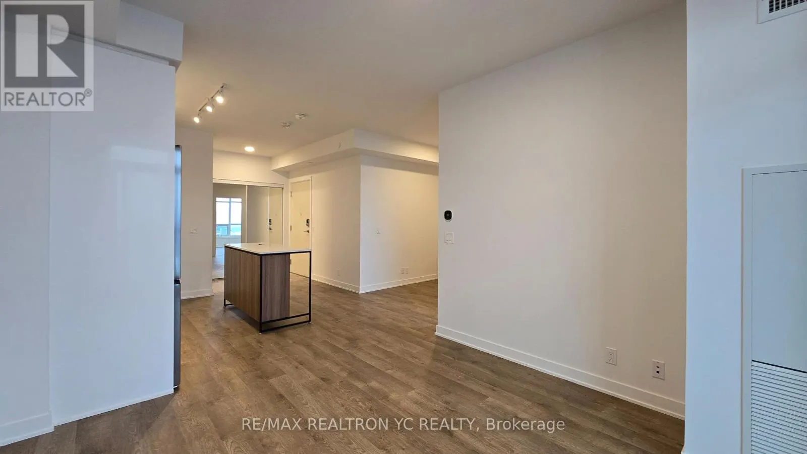 3211 - 30 UPPER MALL WAY