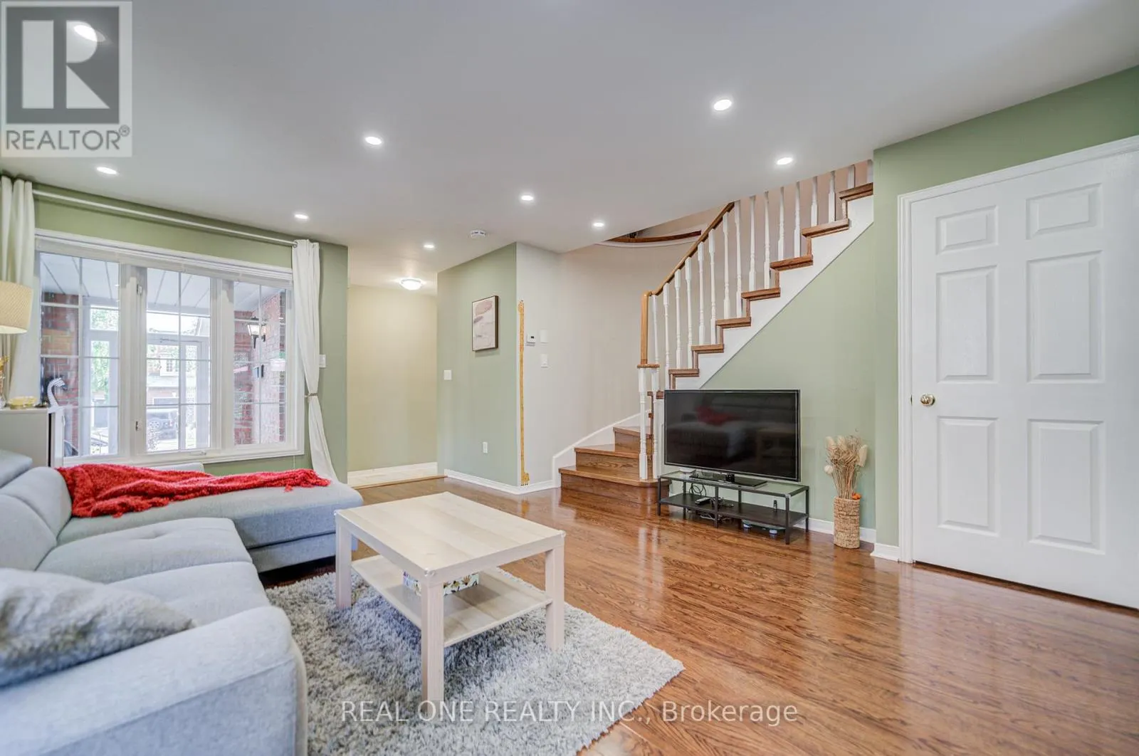 582 WILLOWICK DRIVE