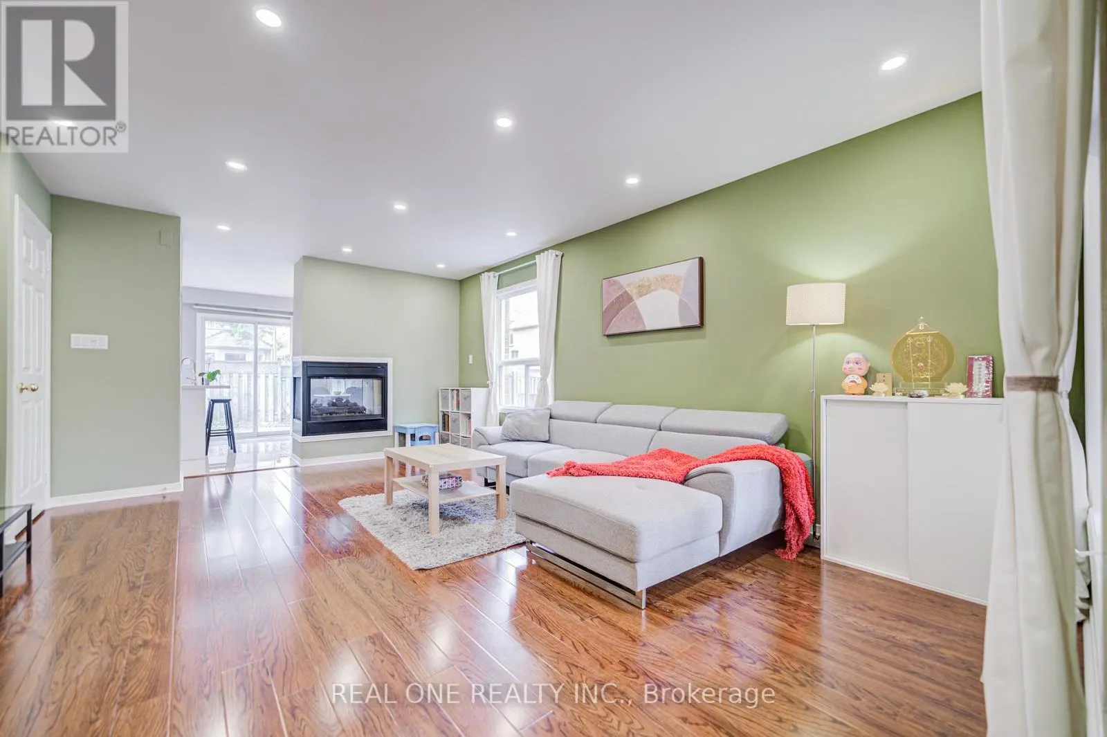 582 WILLOWICK DRIVE