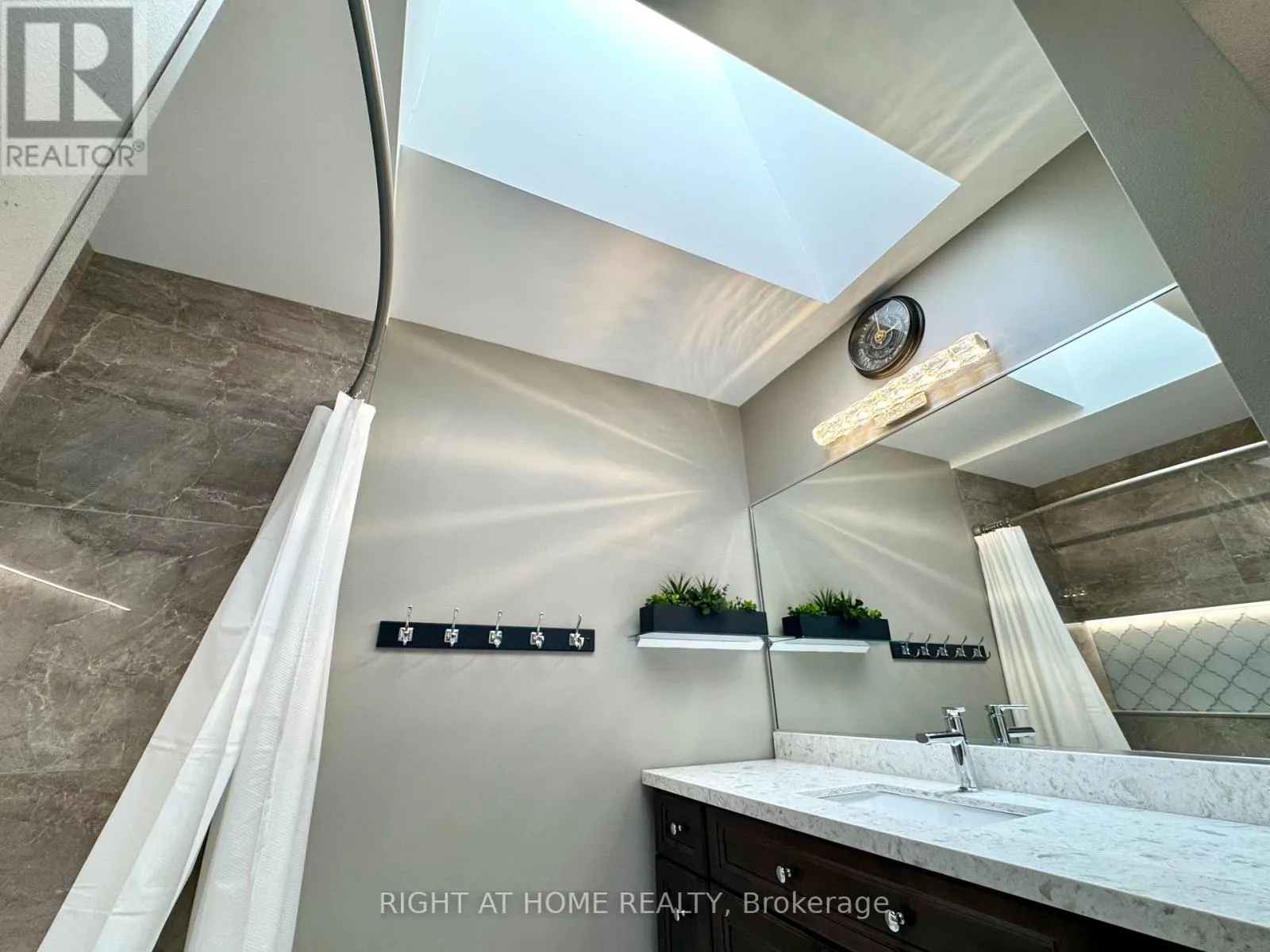 5 - 359 RIDDELL COURT