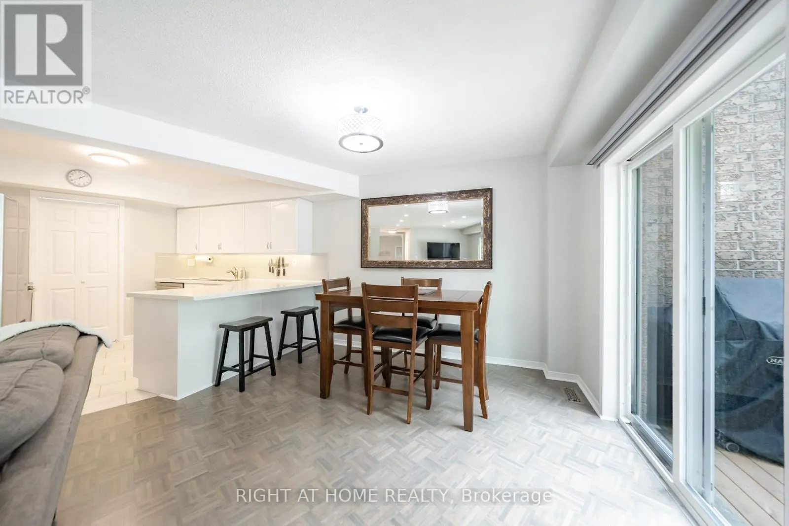 5 - 359 RIDDELL COURT