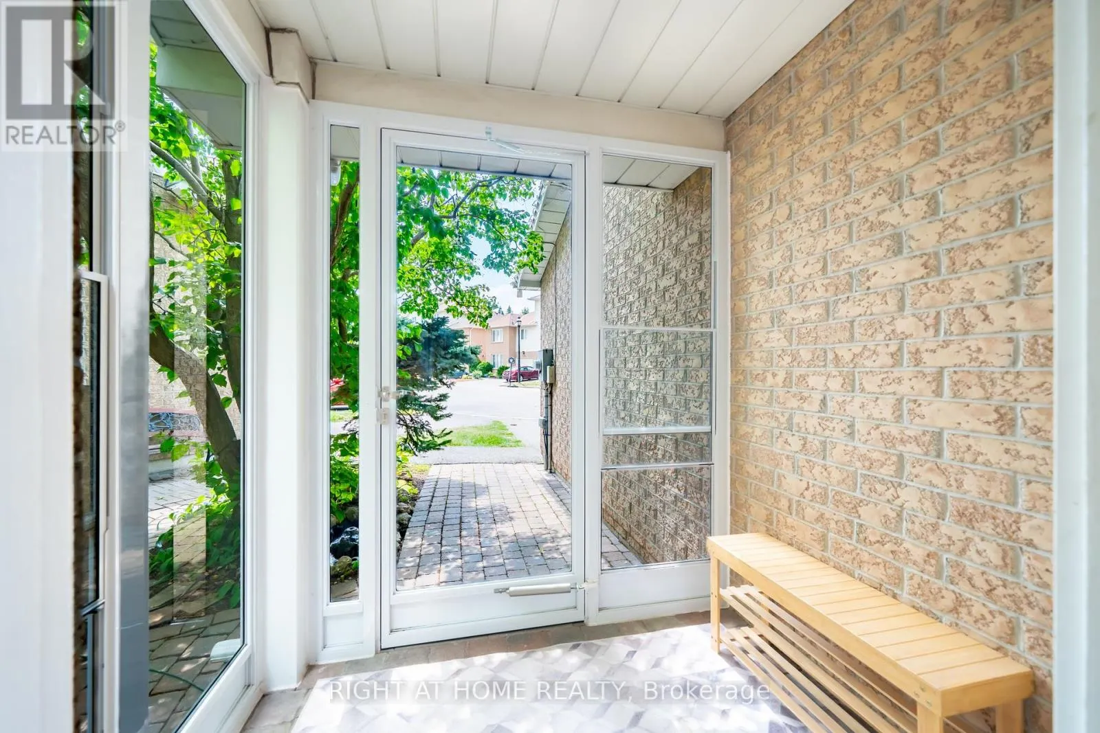5 - 359 RIDDELL COURT