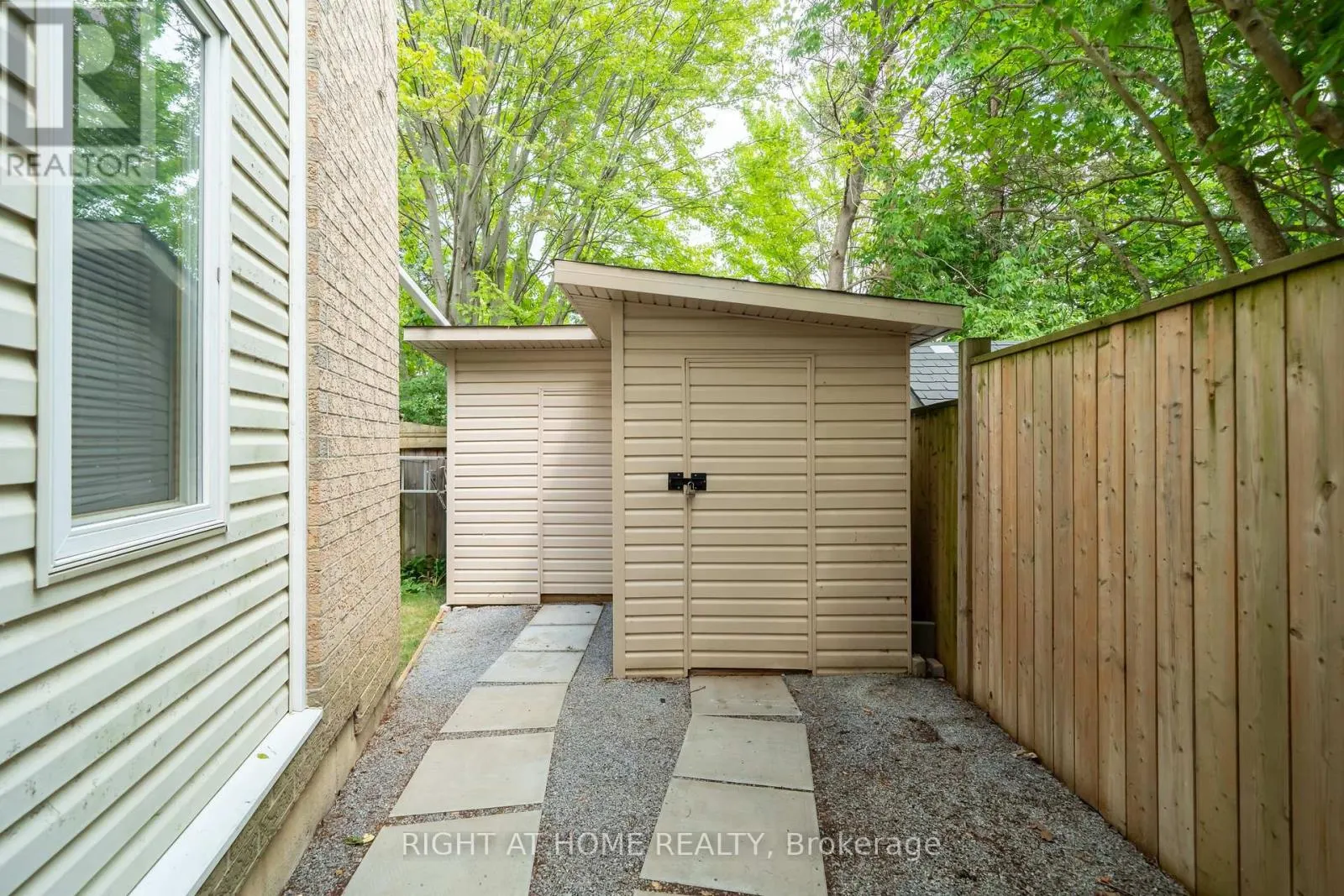 5 - 359 RIDDELL COURT