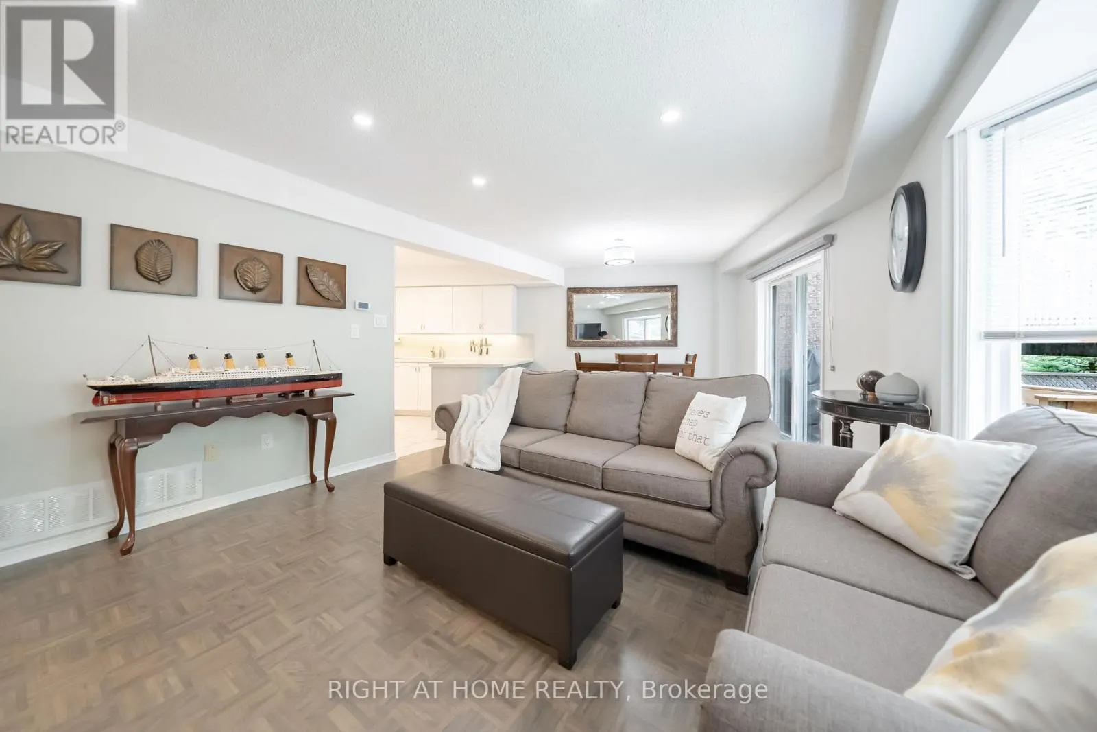 5 - 359 RIDDELL COURT