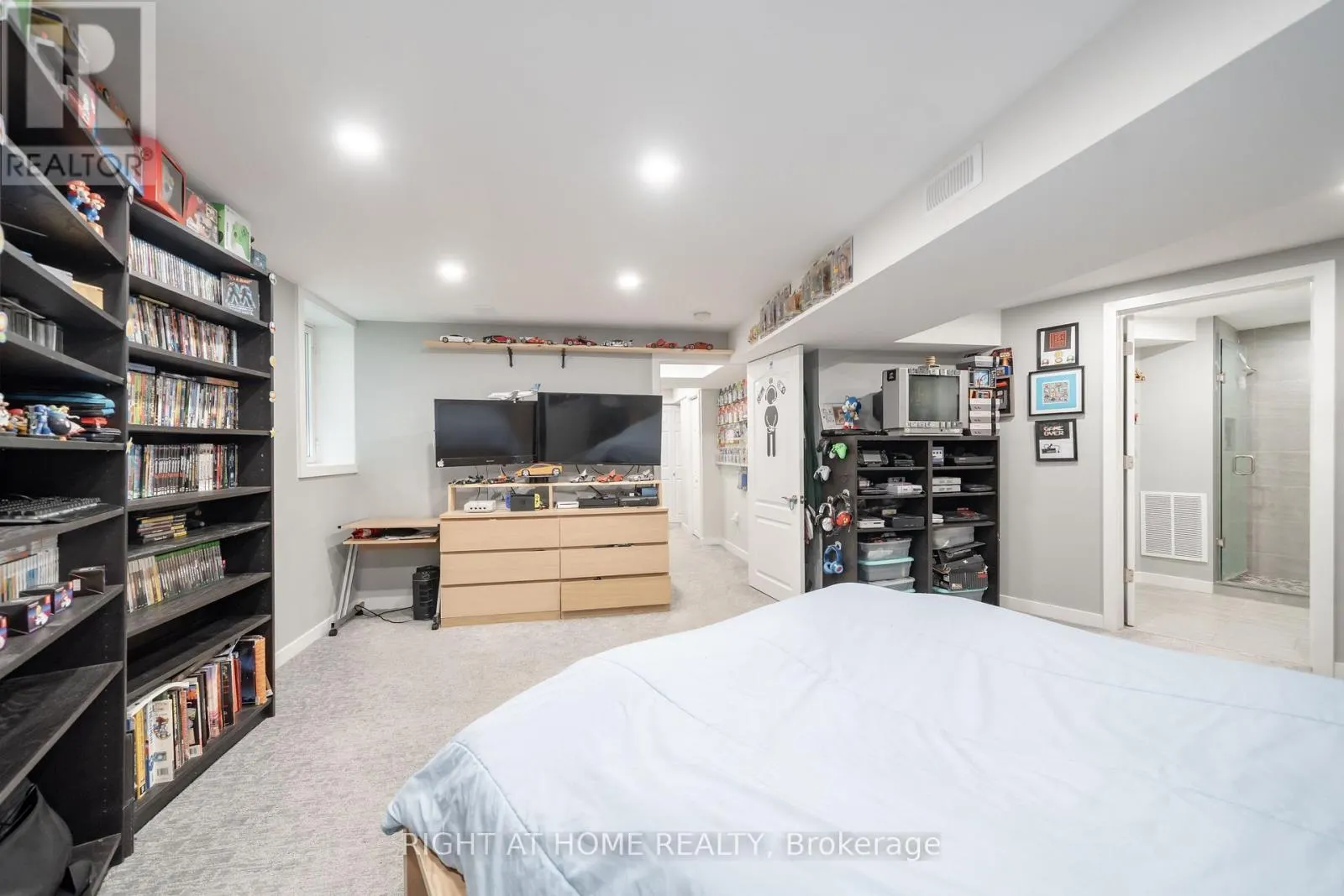 5 - 359 RIDDELL COURT
