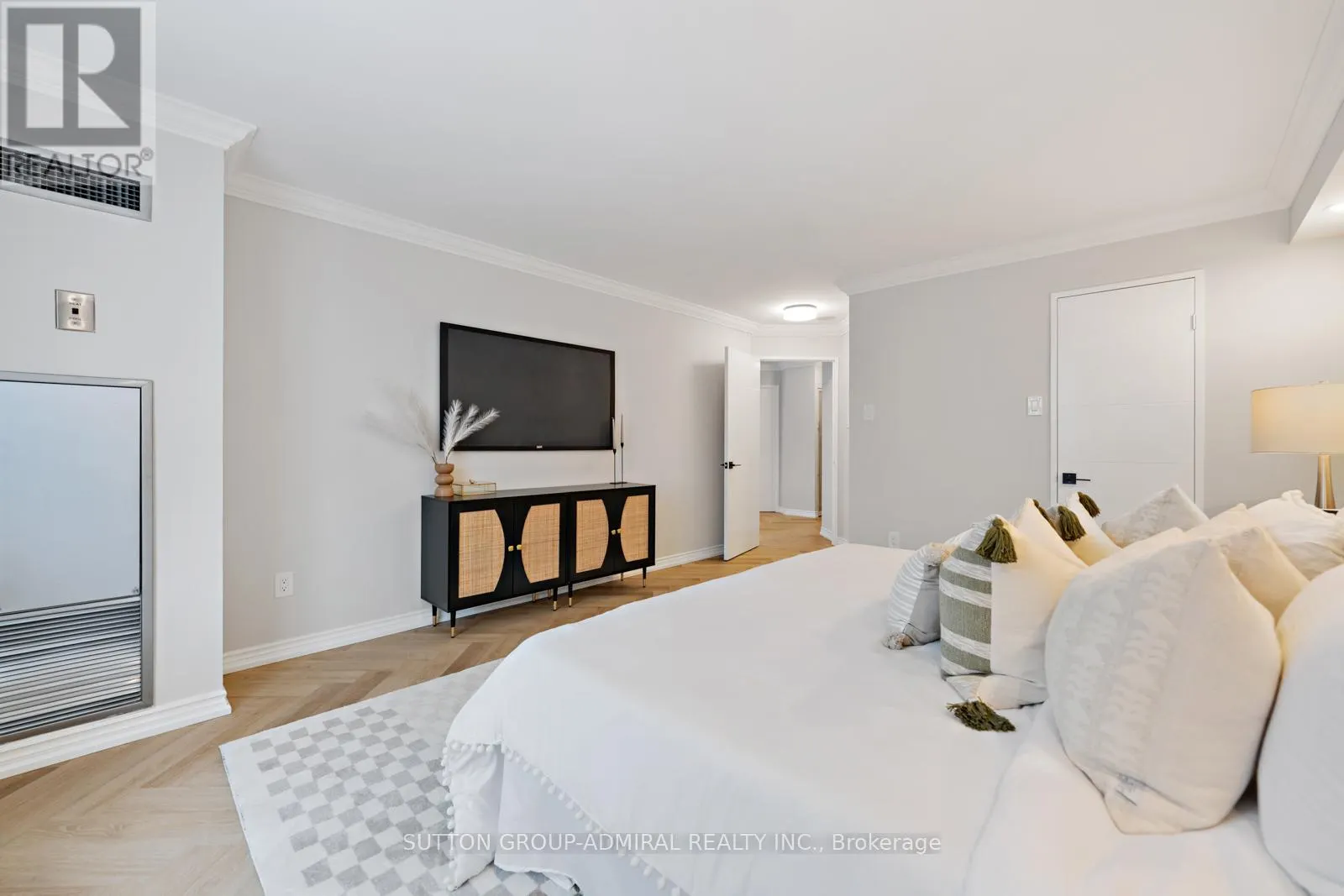 304 - 7 TOWNSGATE DRIVE