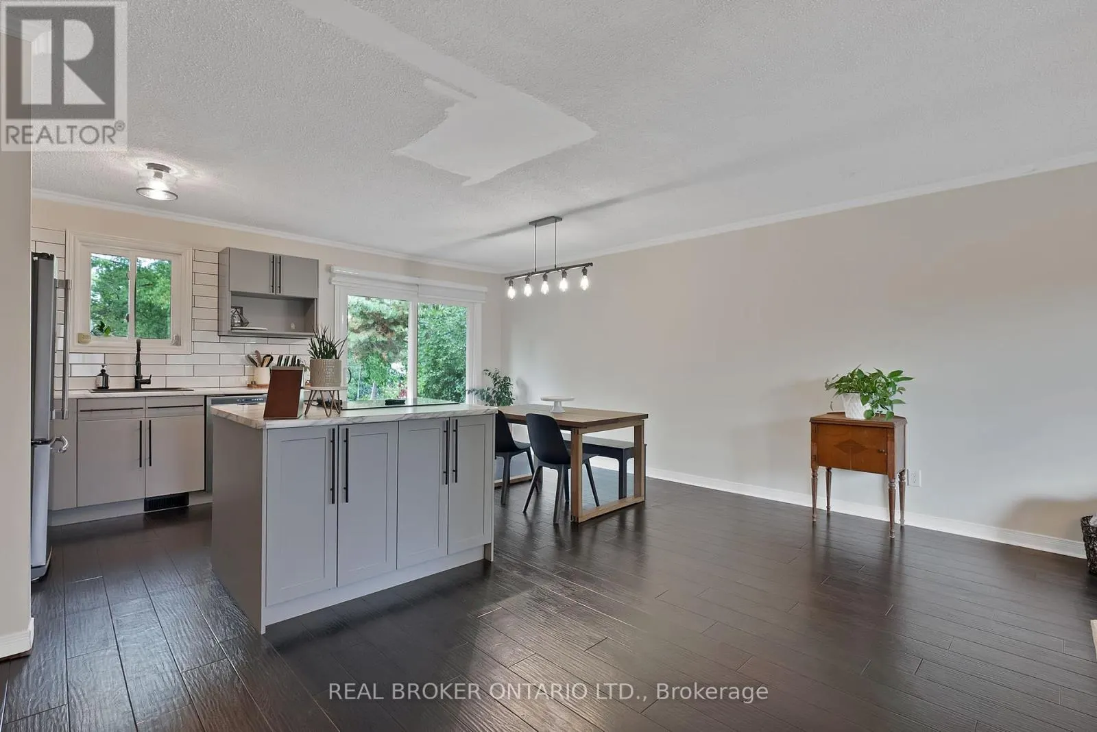 1036 METRO ROAD N
