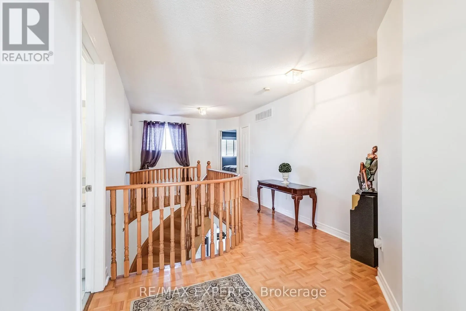 8 PINE HOLLOW CRESCENT