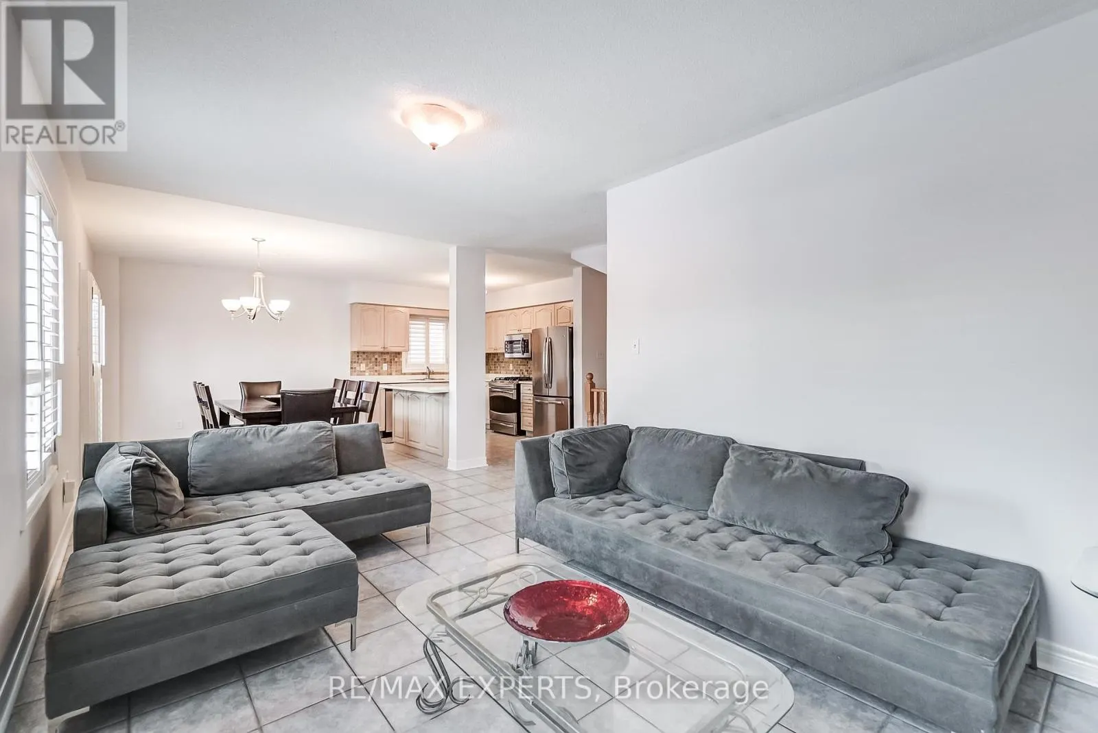 8 PINE HOLLOW CRESCENT