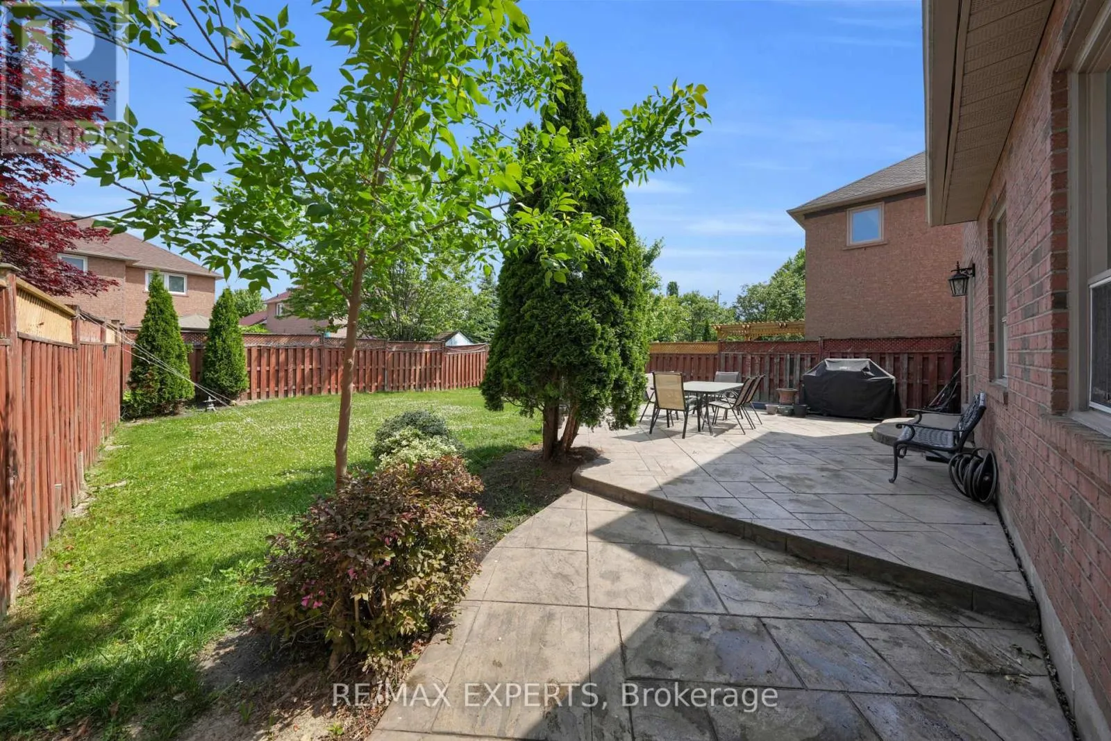 8 PINE HOLLOW CRESCENT