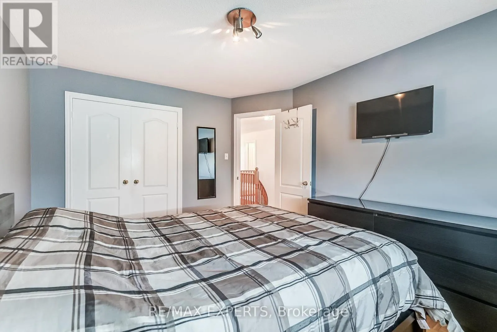 8 PINE HOLLOW CRESCENT