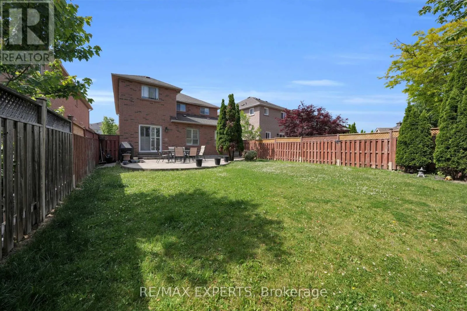 8 PINE HOLLOW CRESCENT