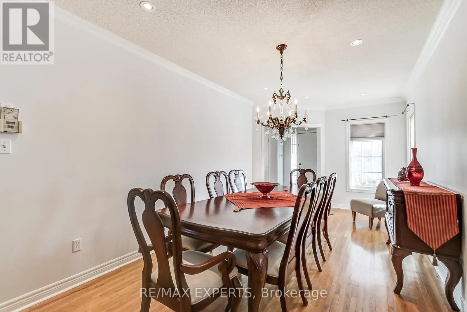 8 PINE HOLLOW CRESCENT