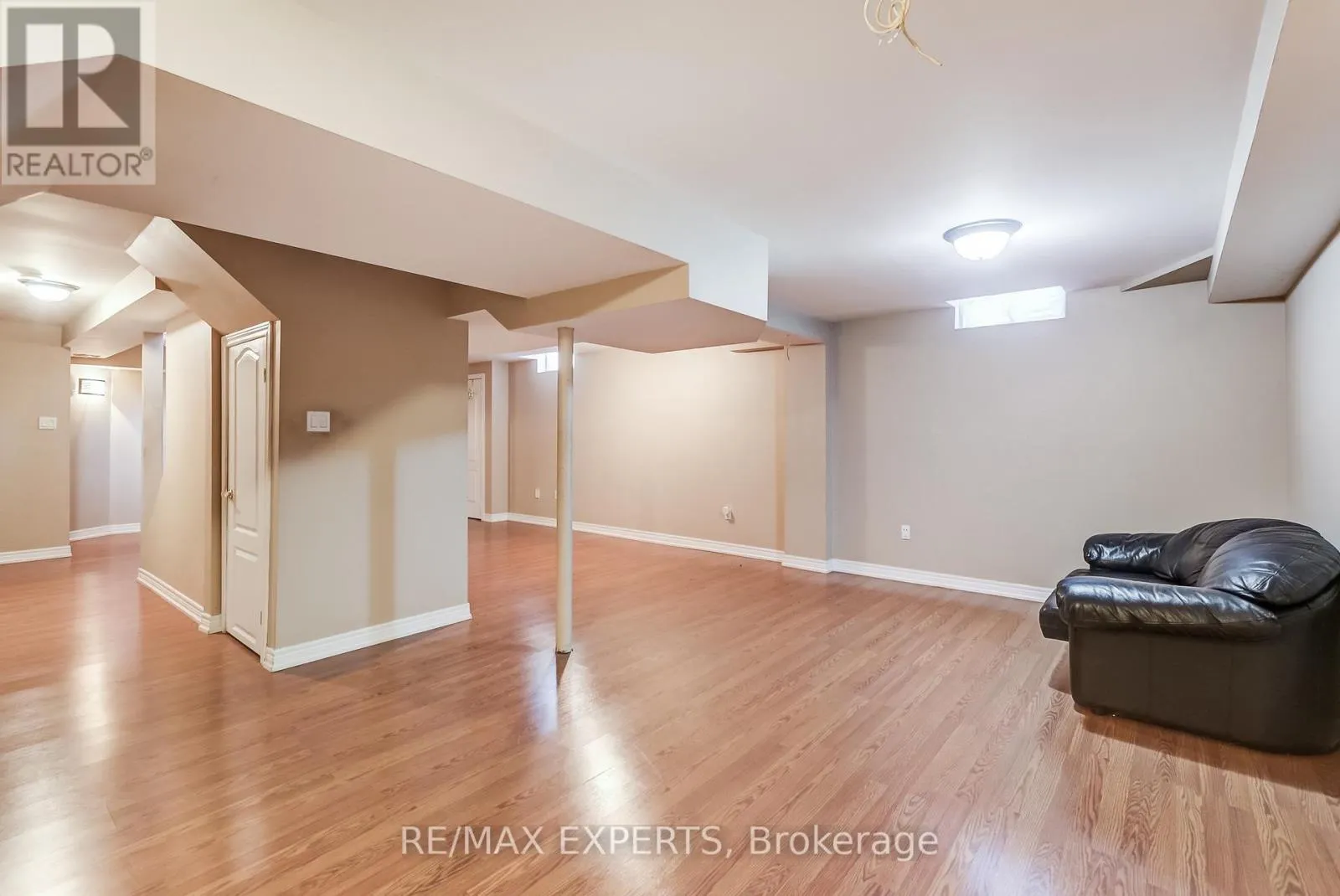 8 PINE HOLLOW CRESCENT