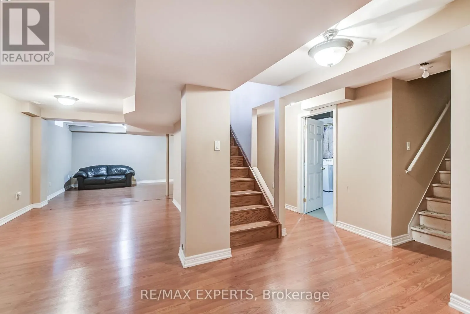 8 PINE HOLLOW CRESCENT