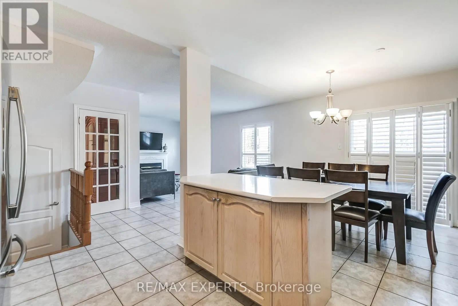 8 PINE HOLLOW CRESCENT