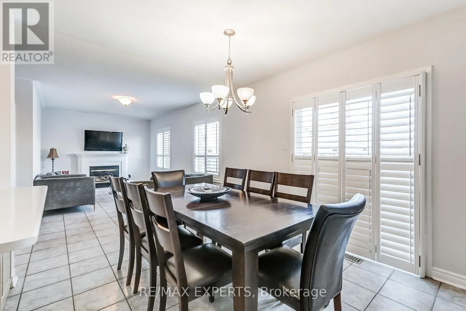 8 PINE HOLLOW CRESCENT