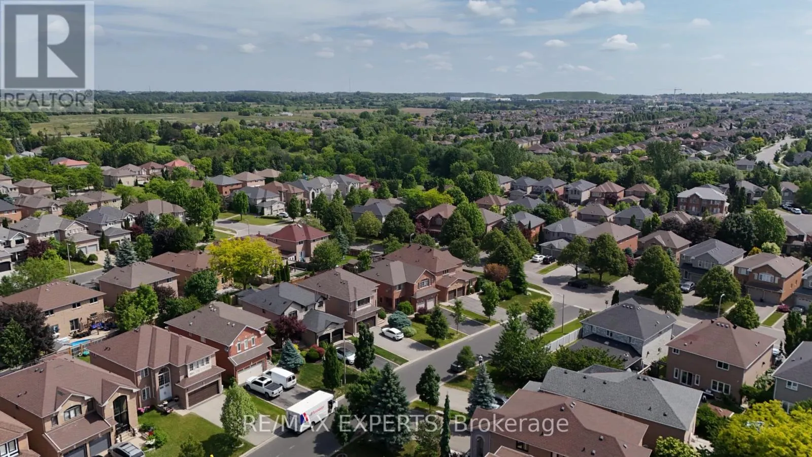 8 PINE HOLLOW CRESCENT