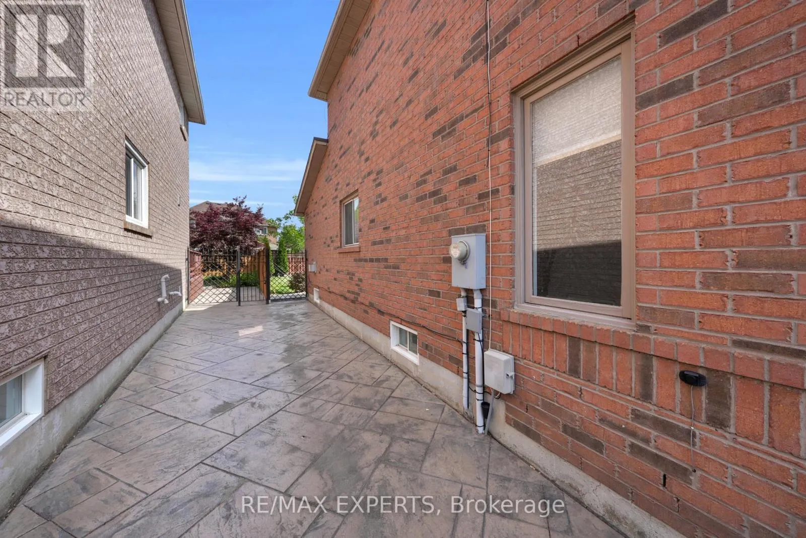 8 PINE HOLLOW CRESCENT
