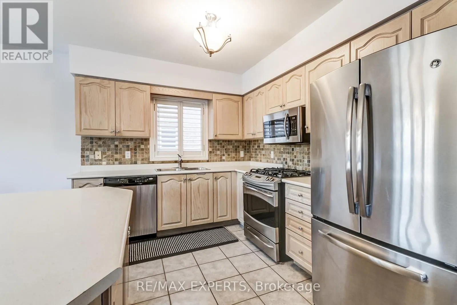 8 PINE HOLLOW CRESCENT