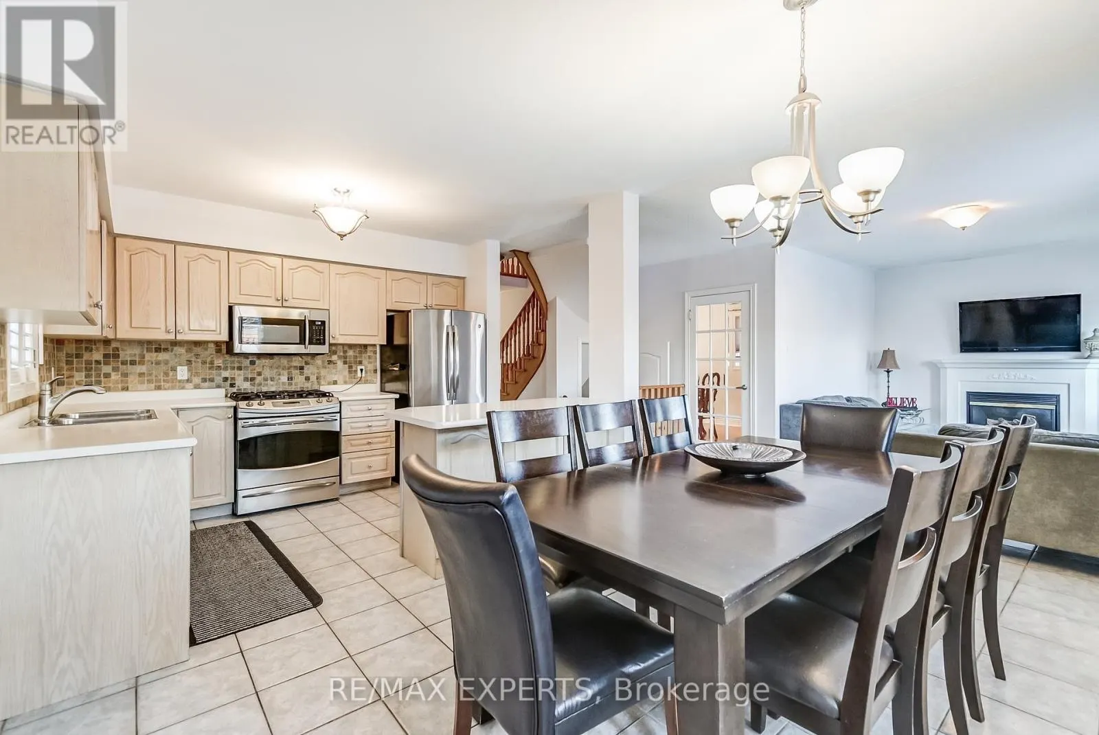 8 PINE HOLLOW CRESCENT