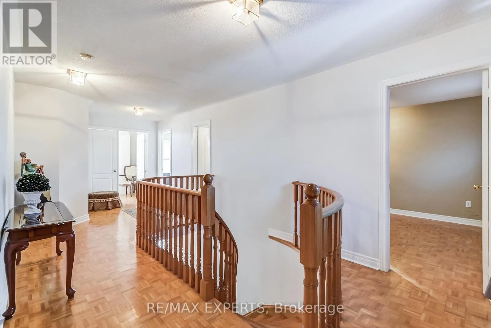 8 PINE HOLLOW CRESCENT