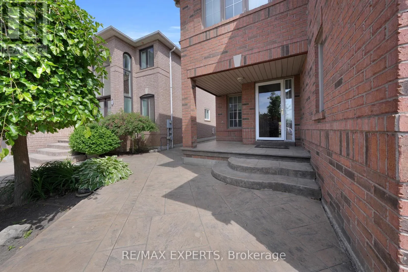 8 PINE HOLLOW CRESCENT