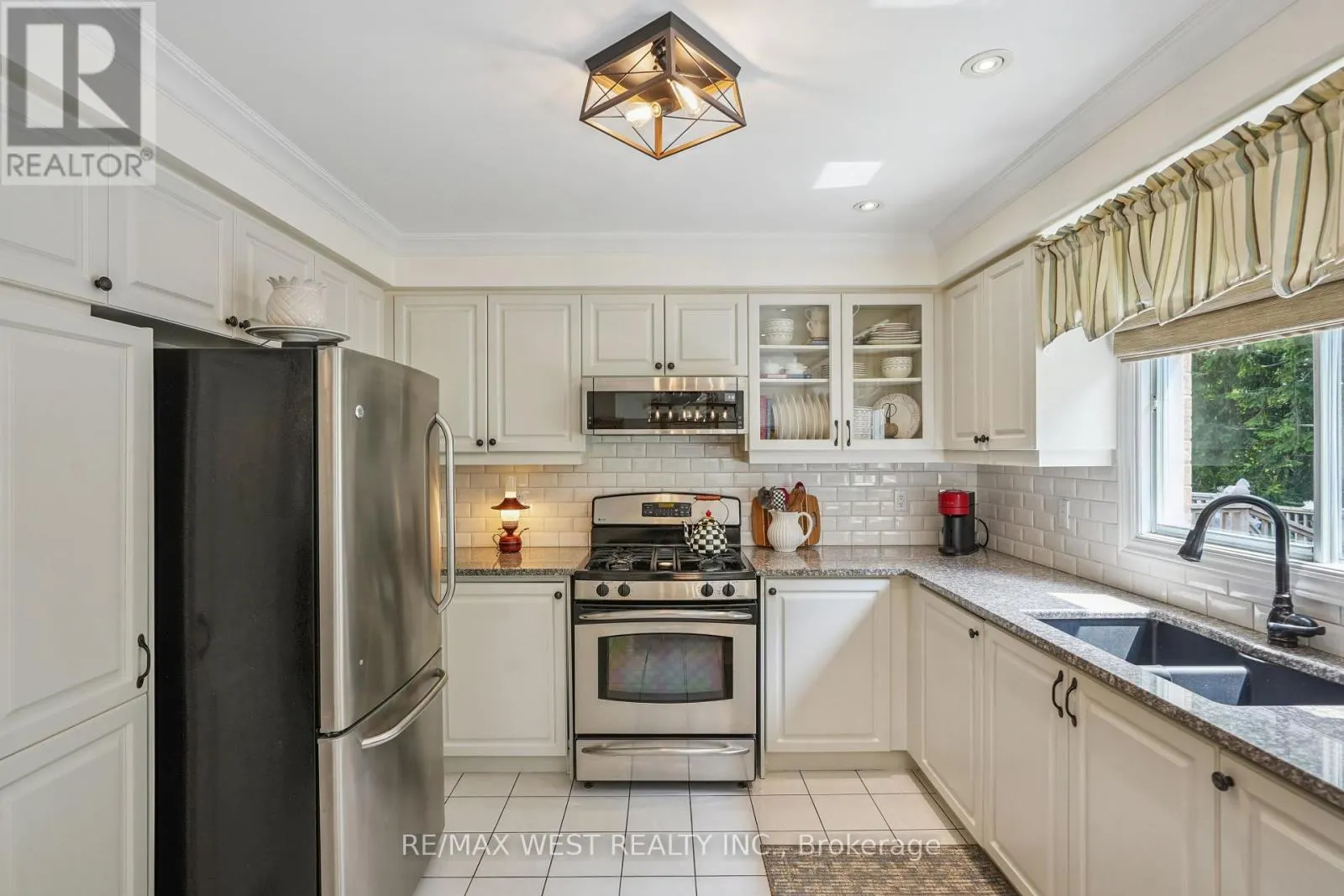 43 SUMMITCREST DRIVE
