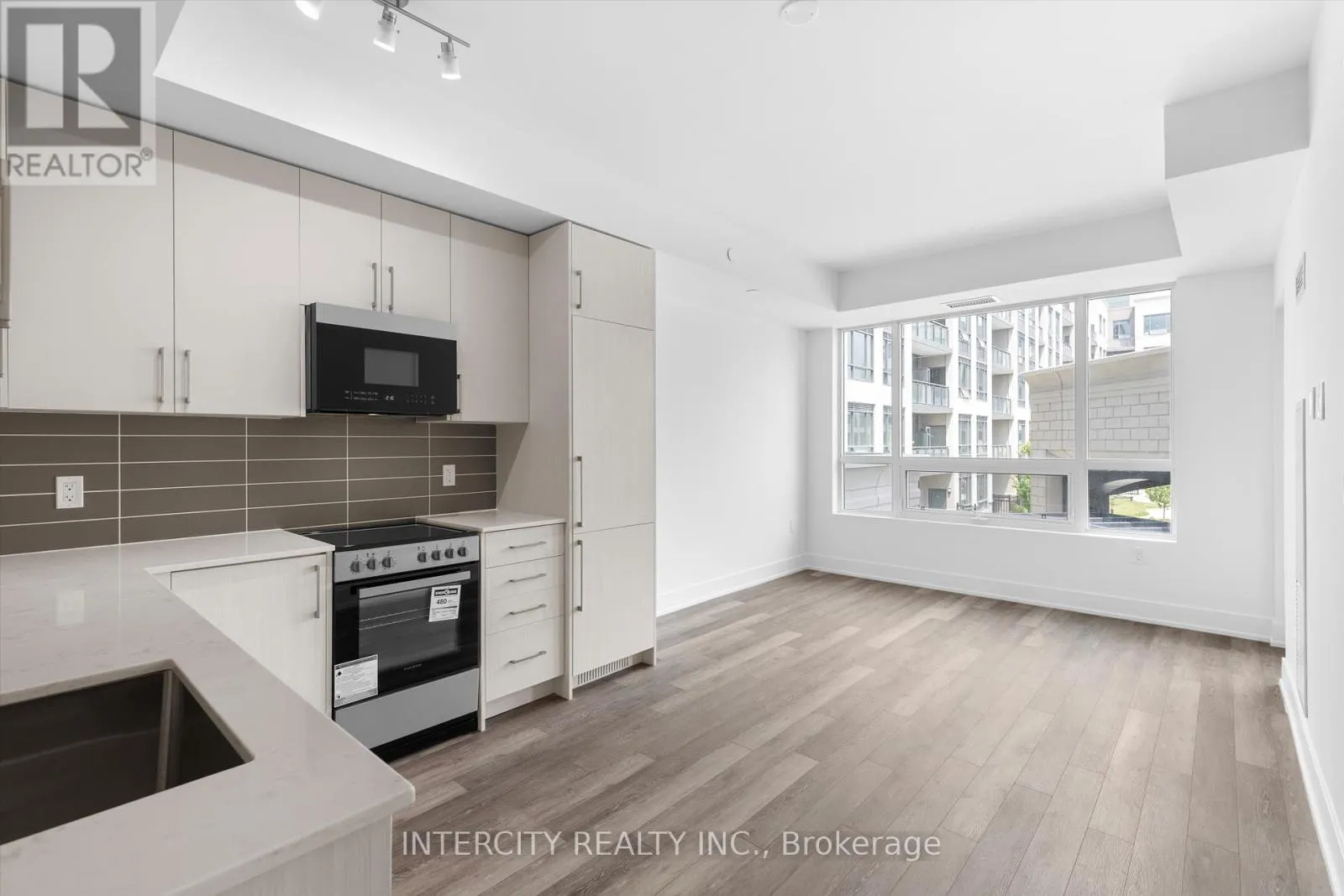 213 - 2075 KING ROAD